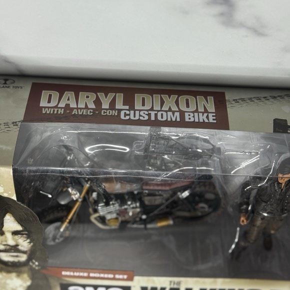 The Walking Dead TV Series - Daryl Dixon with Custom Bike Deluxe Box Set - Picture 2 of 3